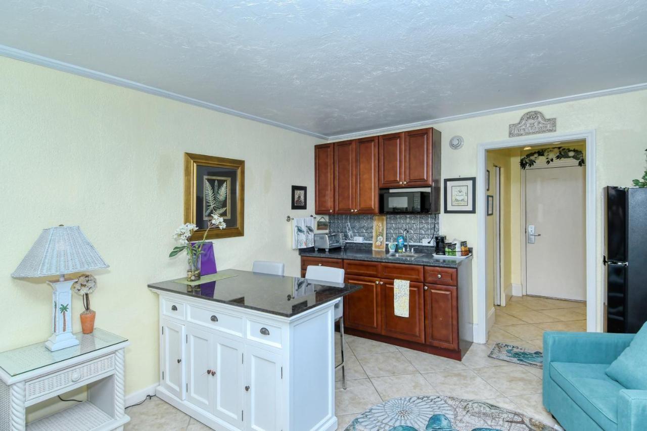 Waterfront Room, Heated Pool, Tiki Bar & Grill South Bradenton エクステリア 写真